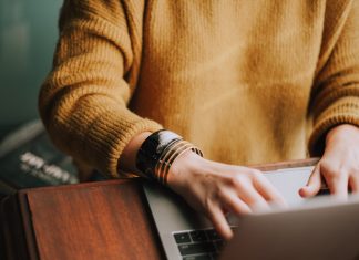 What are the Advantages of Using a Digital Case Making Machine?